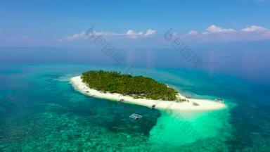平静的海滩风景.奇异的热带海滩景观，白色沙滩和令人惊奇的绿松石海。菲律宾Digyo岛.